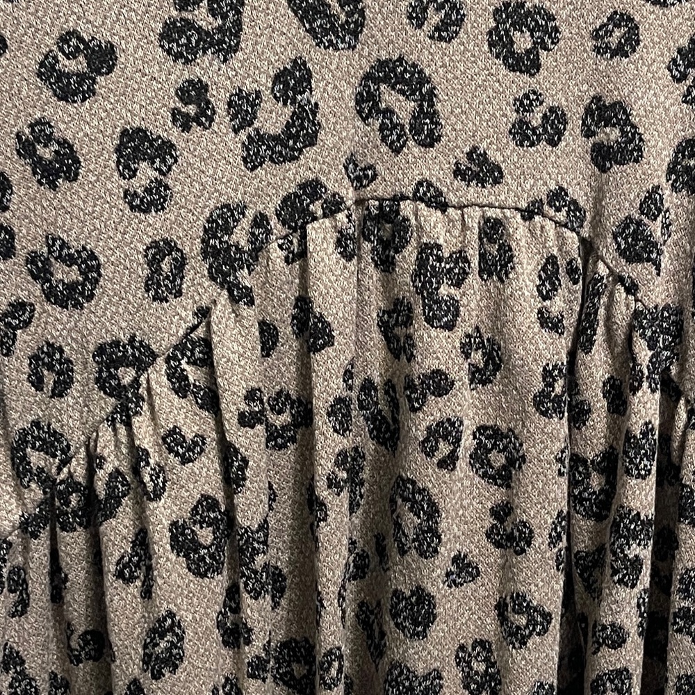 Chic Leopard Print Blouse in Black and Tan